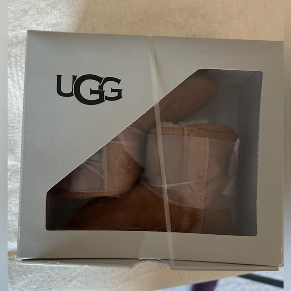 🎀Unworn, new in box Baby Girl Uggs Sz 5 Pink Bow 🎀 - Picture 8 of 8